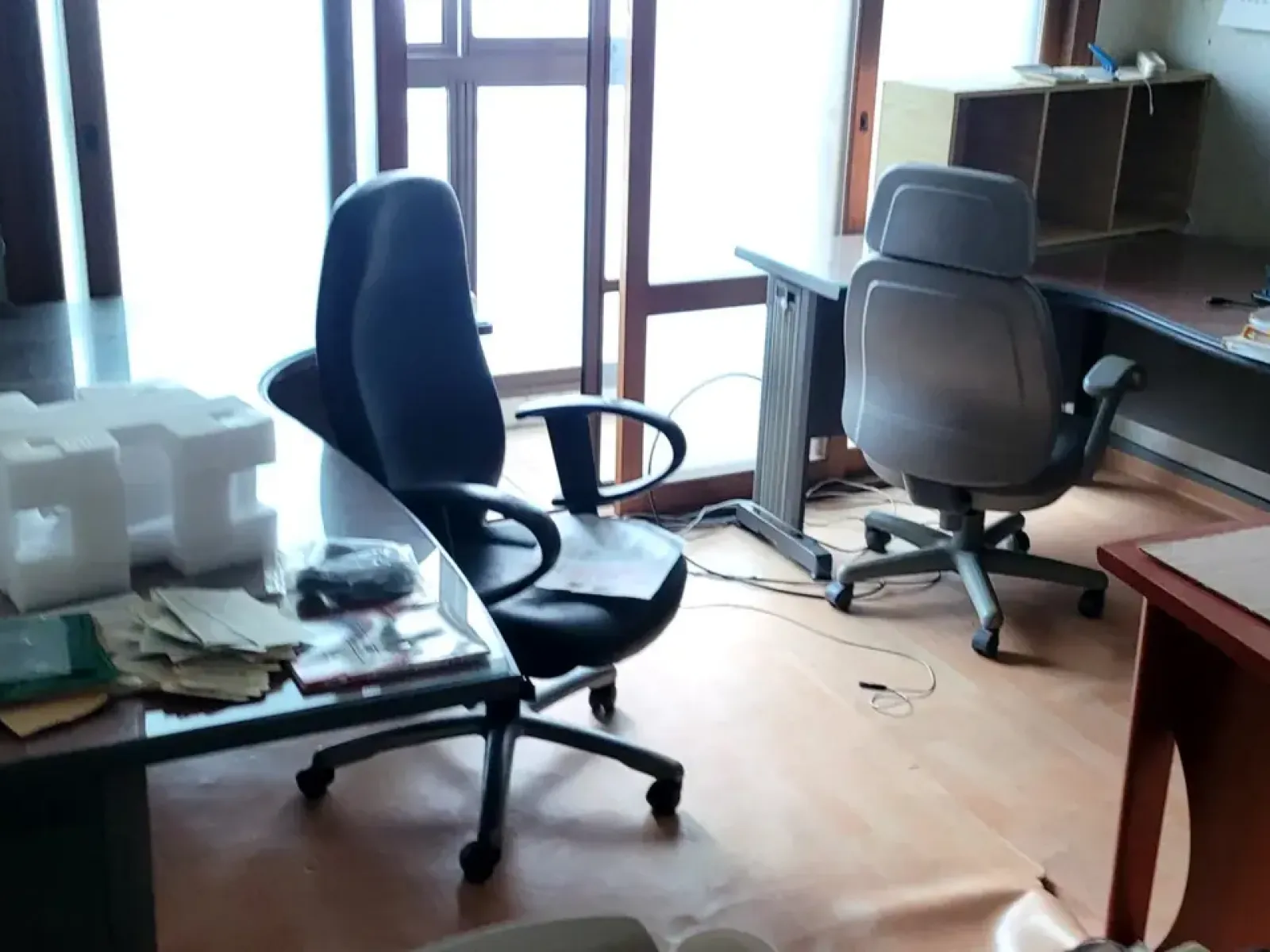 정리를 앞둔 사무실에 의자와 책상이 남아 있는 건물폐기물 현장