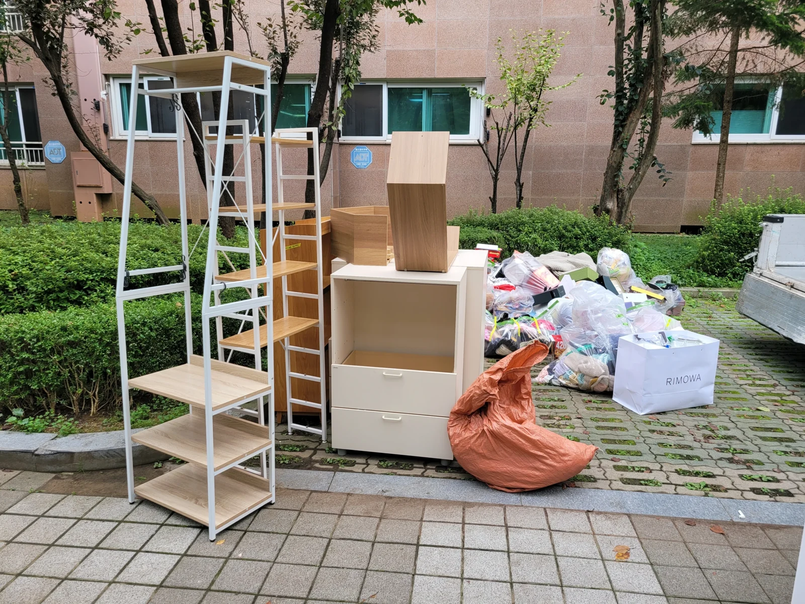 골목길에 매트리스와 박스, 대형폐기물 포대가 줄지어 놓인 모습