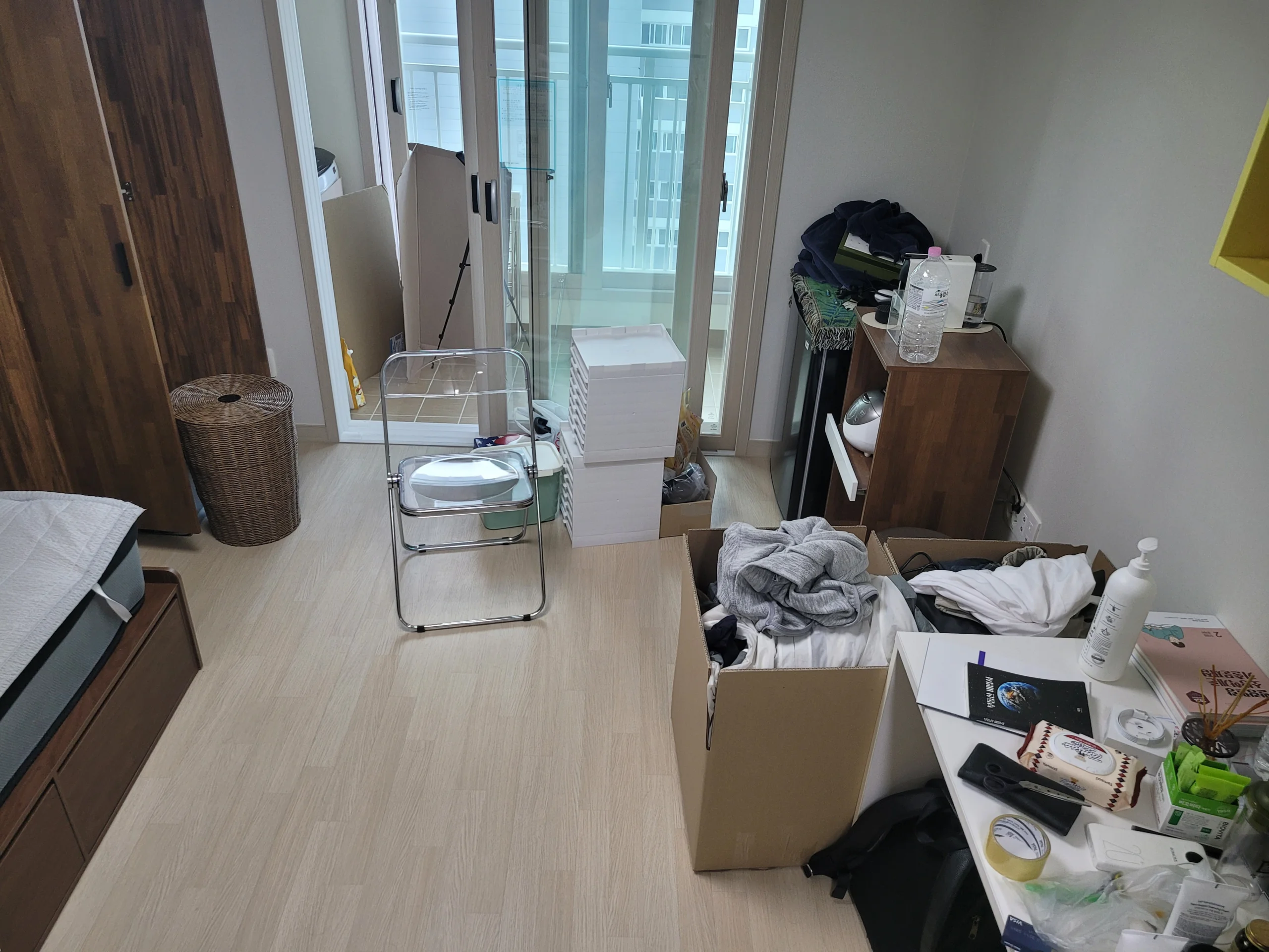 매트리스와 서랍장, 박스 등 폐가구가 방 안에 쌓여 있는 모습