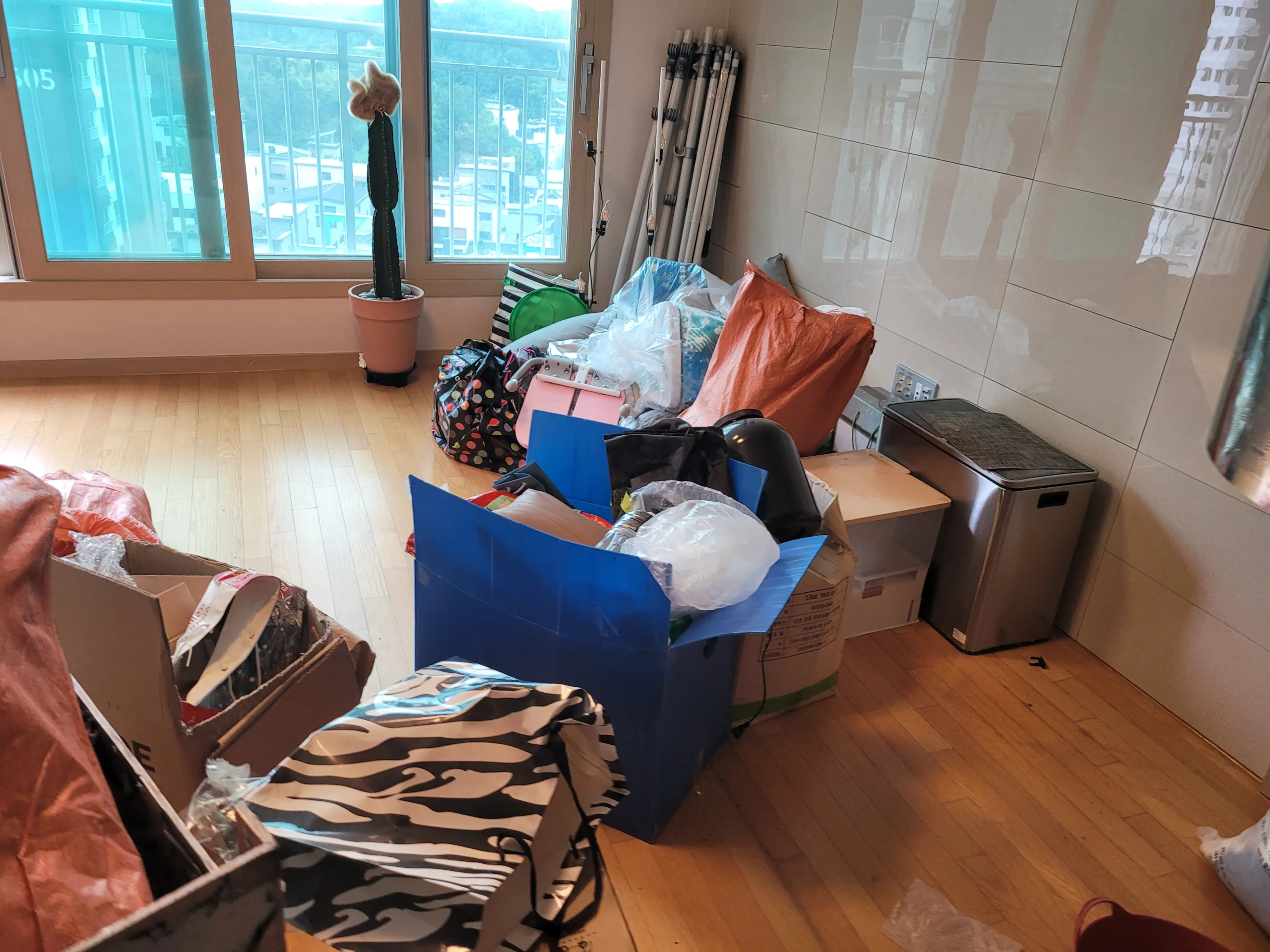 높은 층 아파트에서 이사 짐과 포장 폐기물이 정리되고 있는 경기 이사폐기물수거 현장
