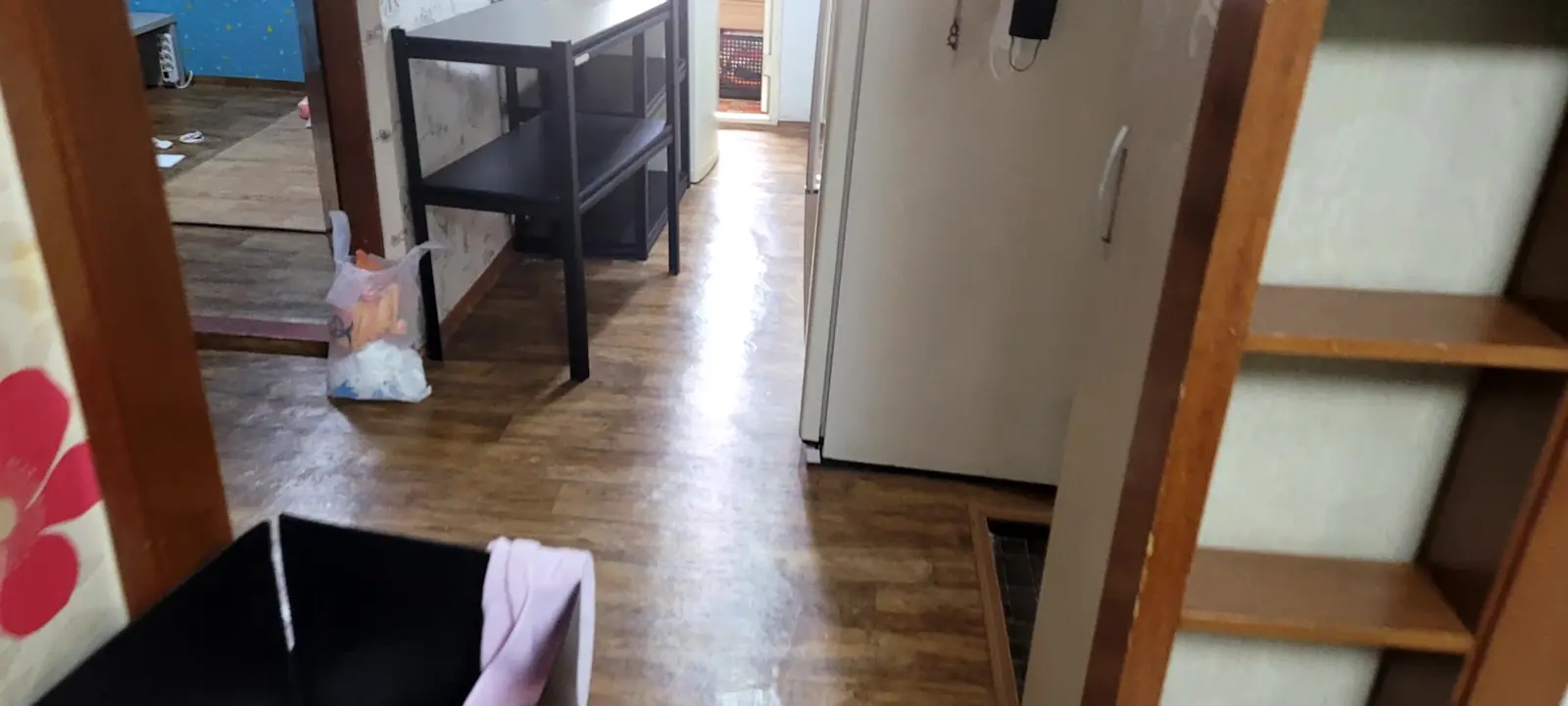 가정집 복도에 정리 폐기물 포대가 놓인 채 정돈되고 있는 현장