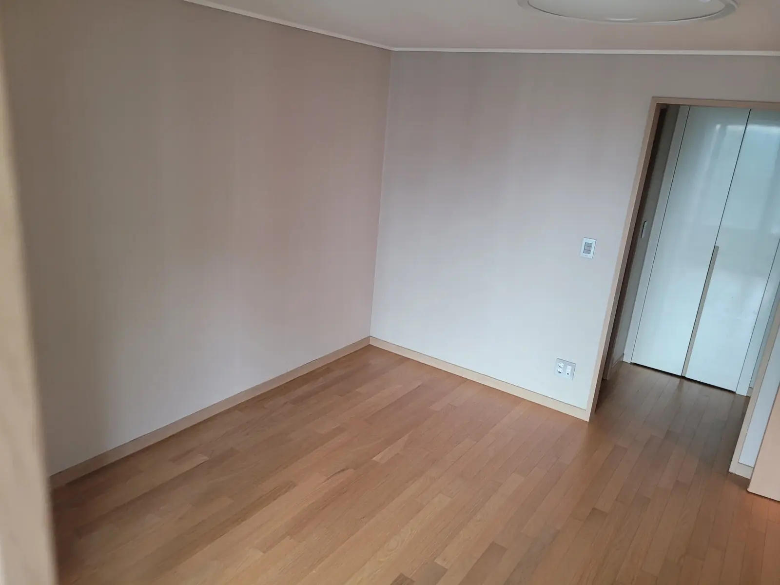 생활폐기물 수거를 마치고 깨끗하게 비워진 방과 베란다 모습