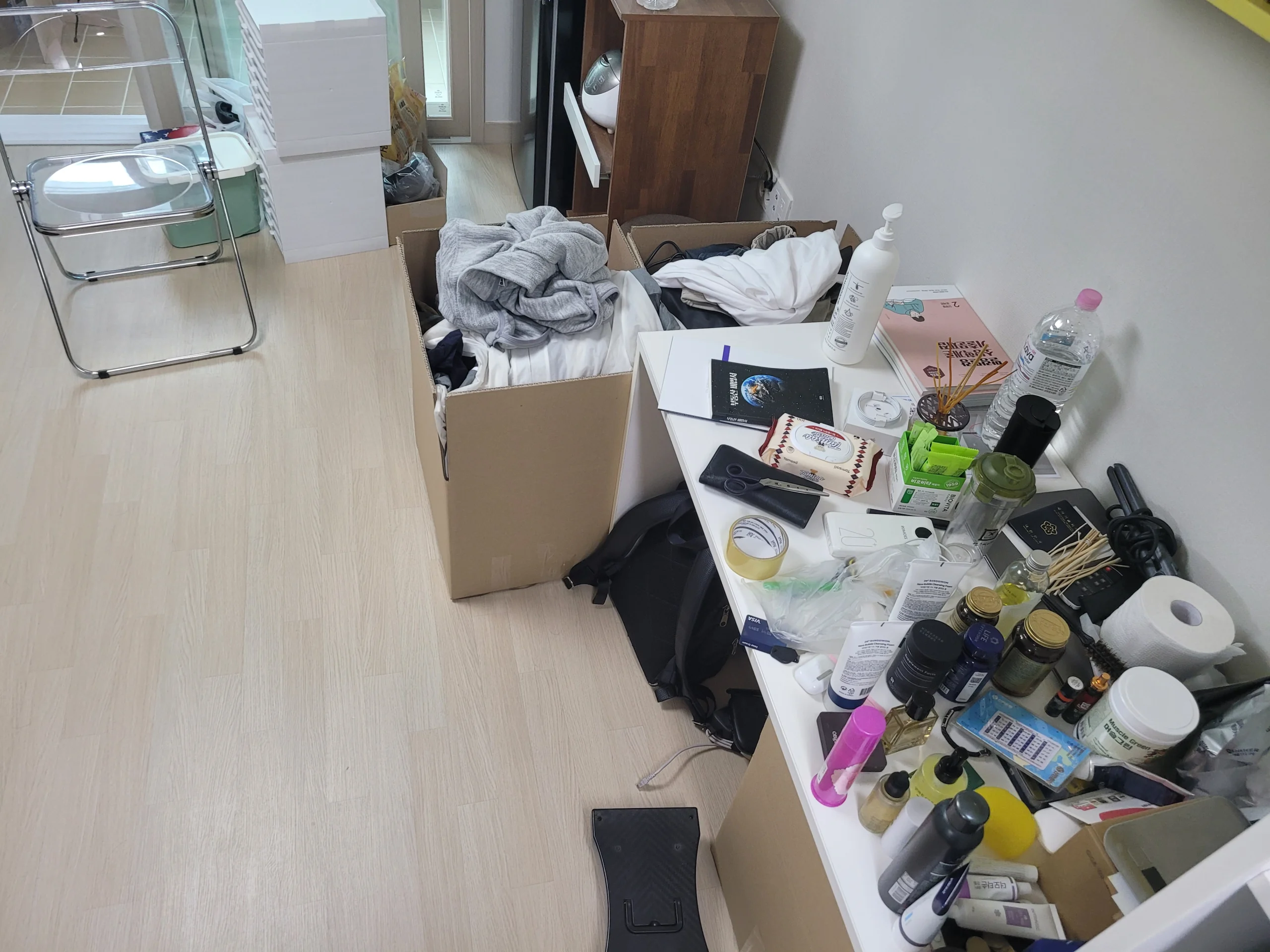 좁은 원룸 공간에 이사 박스와 짐이 정리되고 있는 서울 이사폐기물수거 현장
