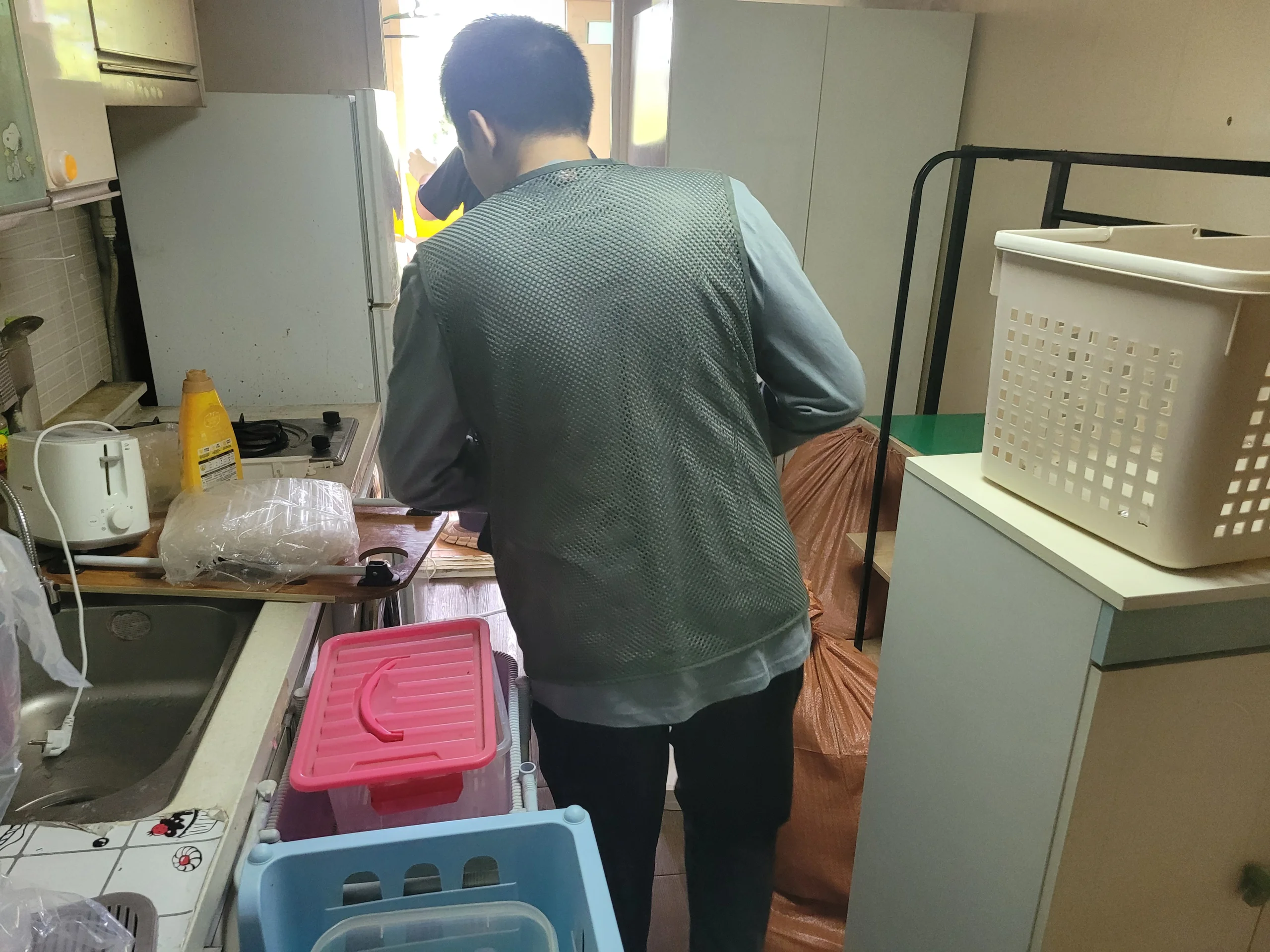 작업자가 현장을 살펴보며 폐기물 종류와 상태를 확인하는 모습