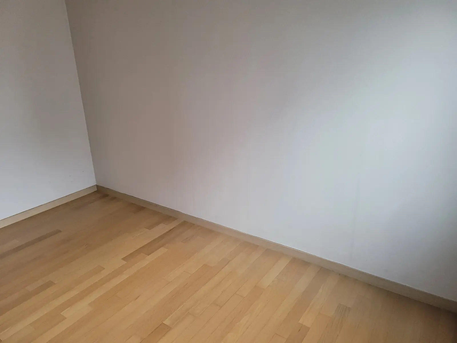 폐기물 수거가 완료되어 깨끗하게 정리된 방 내부